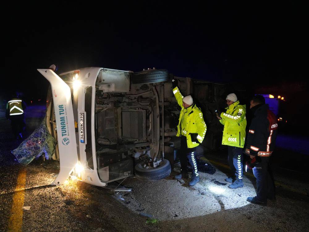 Cenaze yolunda feci kaza! 1 ölü, 24 yaralı var 5